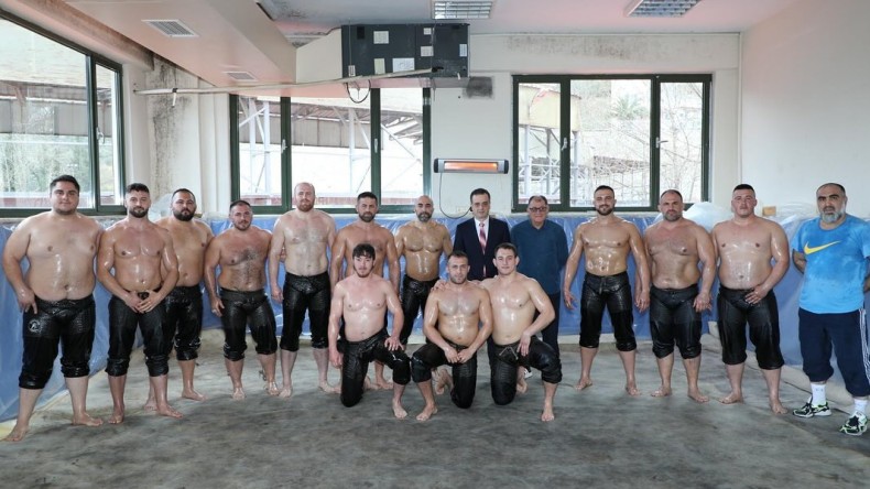 Başkan güreşçilerin yanında