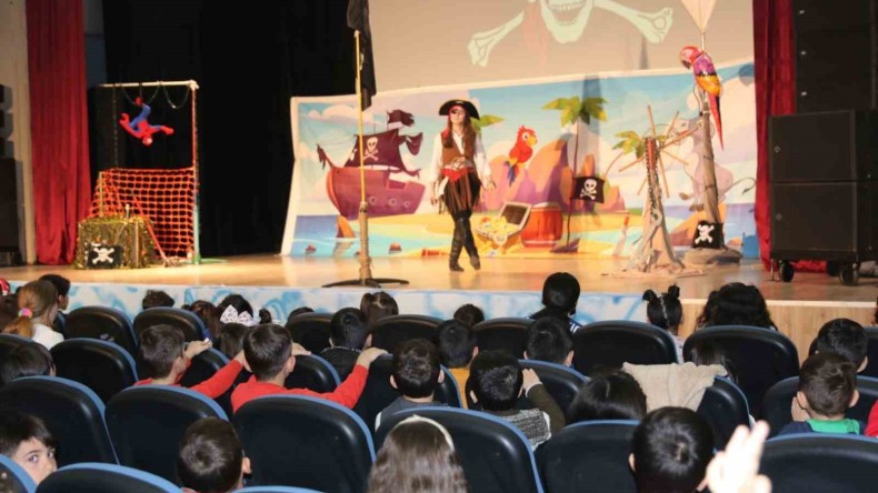 Tiyatro oyununda çocuklar iyiliği öğrendi