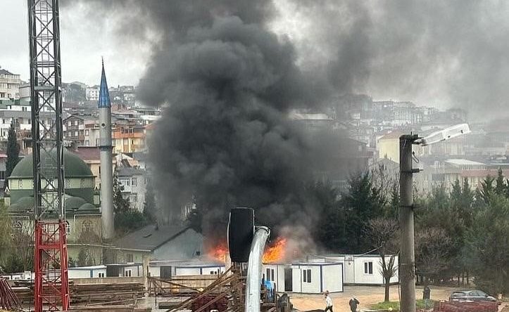 İşçilerin kaldığı konteyner alev alev yandı