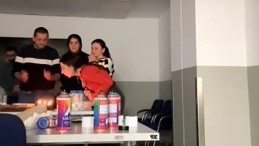 Rehine krizinde ilginç an : İşçinin doğum günü kutlandı