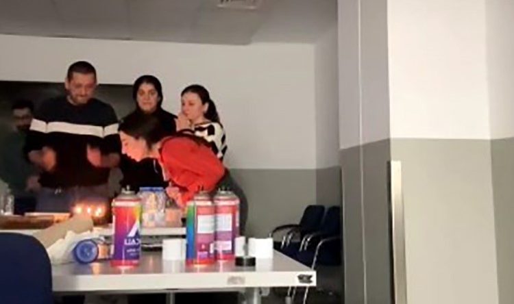 Rehine krizinde ilginç an : İşçinin doğum günü kutlandı