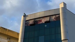 İş merkezinin çatısında intihar girişimi