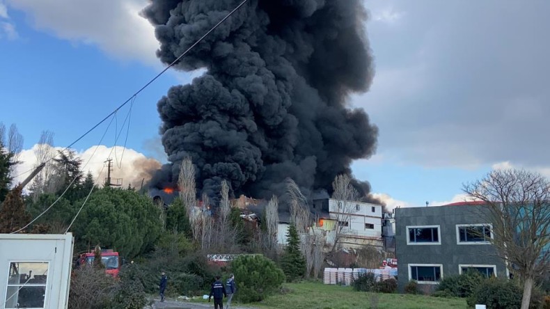 Boya fabrikasında yangın: Alev alev yanıyor, müdahale edildi