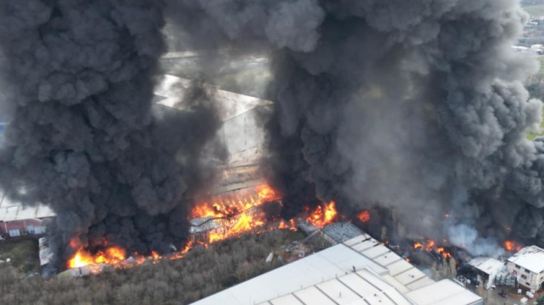 Alev alev yanan fabrika havadan görüntülendi