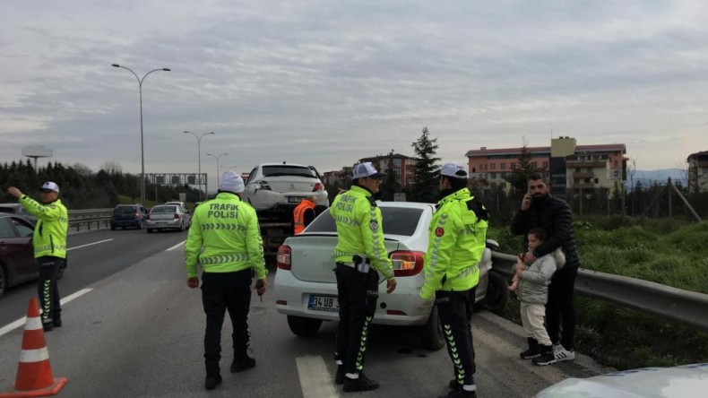 İki otomobil çarpıştı: 1’i çocuk 3 yaralı