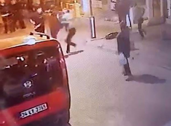 Tekme tokat kavga: 1 kişi bıçaklandı