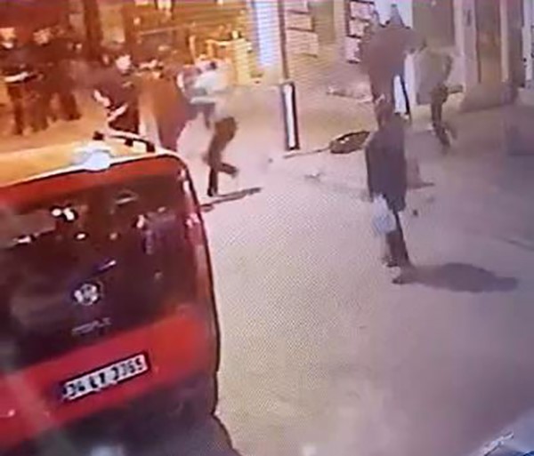 Tekme tokat kavga: 1 kişi bıçaklandı