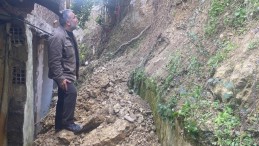 Aynı yerde 2 kez toprak kayması: Evdeki eşyalar boşaltıldı