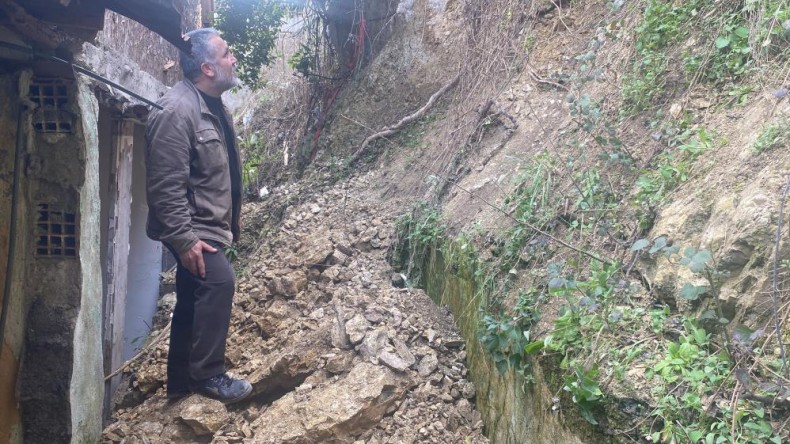 Aynı yerde 2 kez toprak kayması: Evdeki eşyalar boşaltıldı