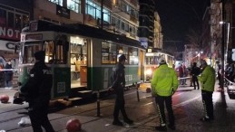 Torununu kurtarmak isterken tramvayın altında kaldı