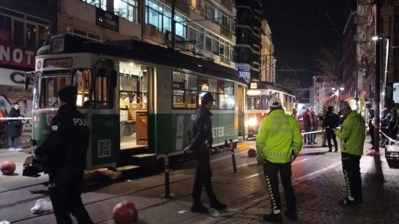 Torununu kurtarmak isterken tramvayın altında kaldı