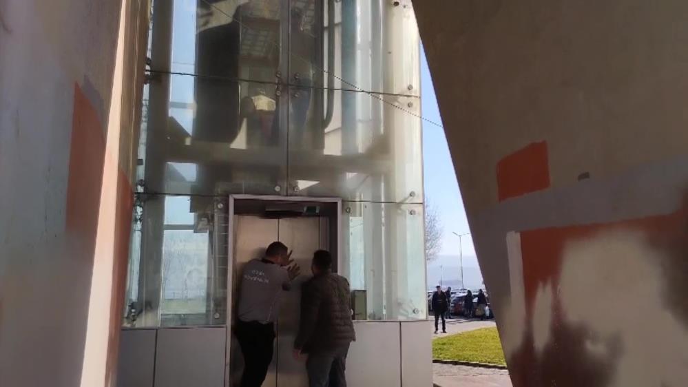 Asansörün kabini havada asılı kaldı, vatandaşlar mahsur kaldı