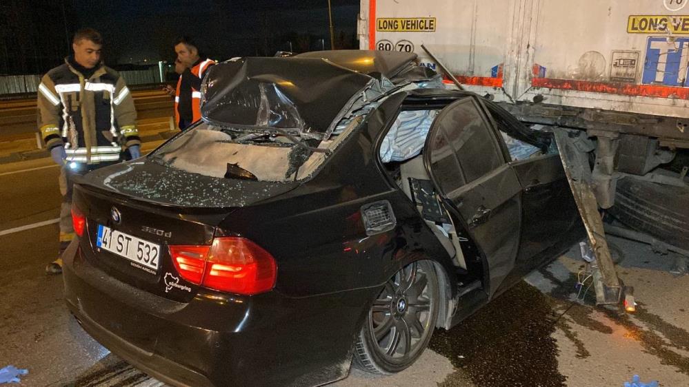 Başiskele’de kaza: Otomobil TIR’ın altına girdi