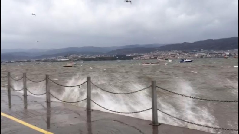 İzmit Körfezi’nde fırtına: Tekneler beşik gibi sallandı