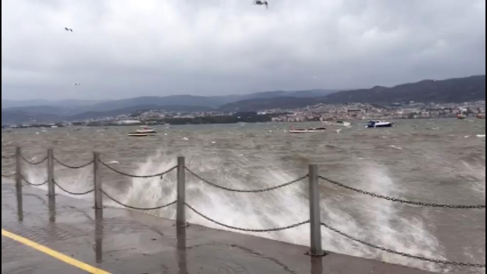 İzmit Körfezi’nde fırtına: Tekneler beşik gibi sallandı