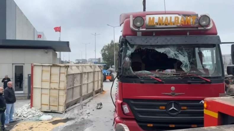 Kamyon güvenlik binasına çarptı, sonrasında kaza oldu