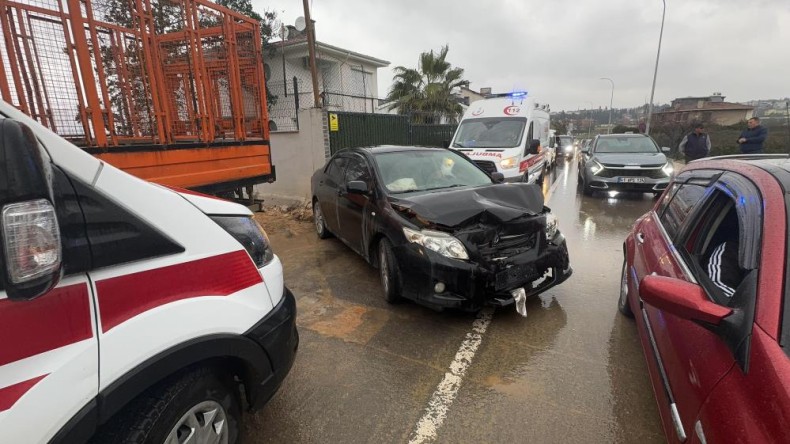 İki otomobil çarpıştı: 1’i çocuk 4 yaralı