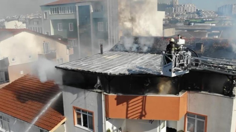 İzmit Yenişehir’de mahalleli sokağa döküldü: Yükselen alevler korkuttu