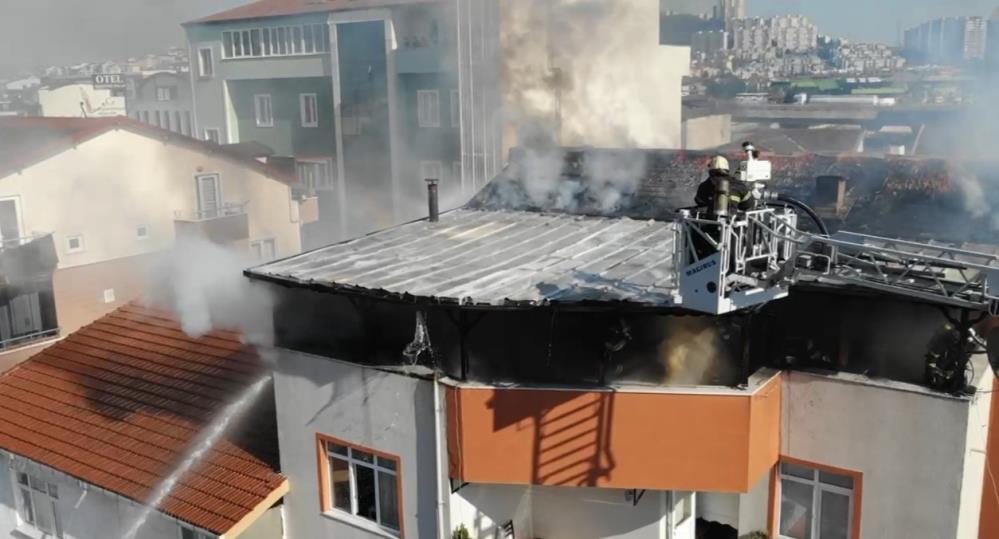 İzmit Yenişehir’de mahalleli sokağa döküldü: Yükselen alevler korkuttu