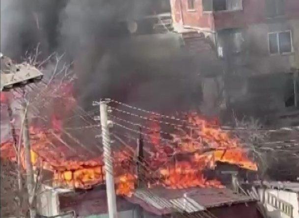 Yangın faciası: Baba ve oğlunun evi alev alev yandı