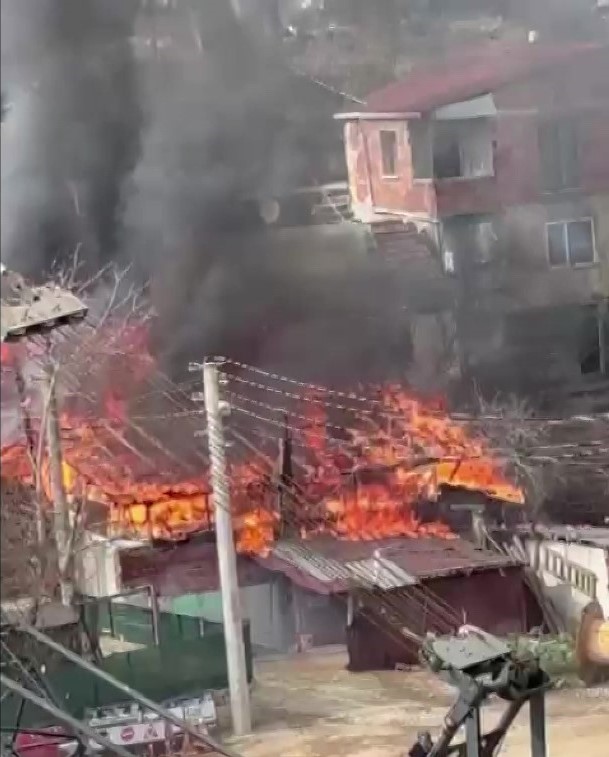 Yangın faciası: Baba ve oğlunun evi alev alev yandı