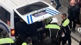 Yolda yürüyen kadınları torpil atarak rahatsız etti, polise tekme attı