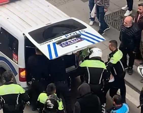 Yolda yürüyen kadınları torpil atarak rahatsız etti, polise tekme attı
