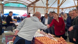 Başkan Hürriyet’ten Yeşilova Pazarı’nda içten buluşma