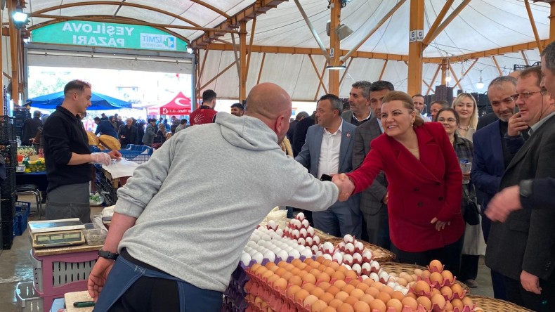 Başkan Hürriyet’ten Yeşilova Pazarı’nda içten buluşma