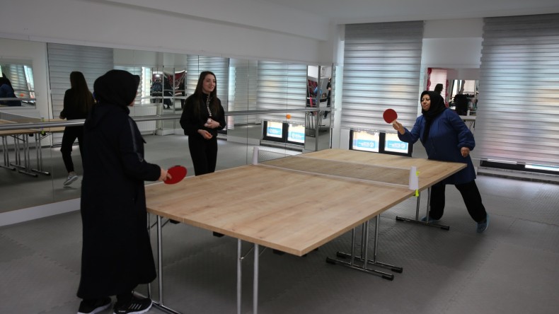 Kadınlar masa tenisi ile eğlendi, keyifli görüntüler