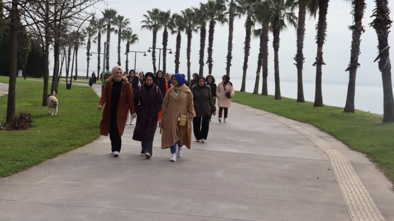 İzmit Belediyesi Sağlık Yaşam Yürüyüşlerine kadınlar yoğun ilgi gösteriyor