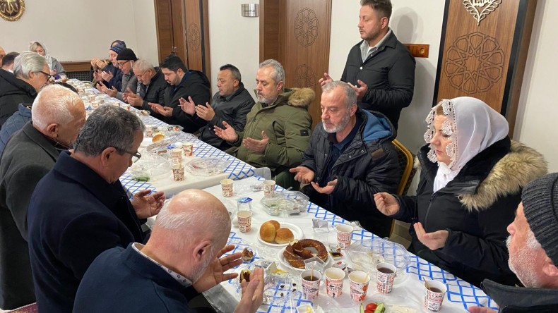 Başkan Hürriyet, bu sabah Prof. Dr. Mahmud Esad Coşan Camii cemaatiyle buluştu