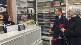 Tutuş’tan sevgililer gününe özel çalışma; eşi ile birlikte karanfil dağıttı