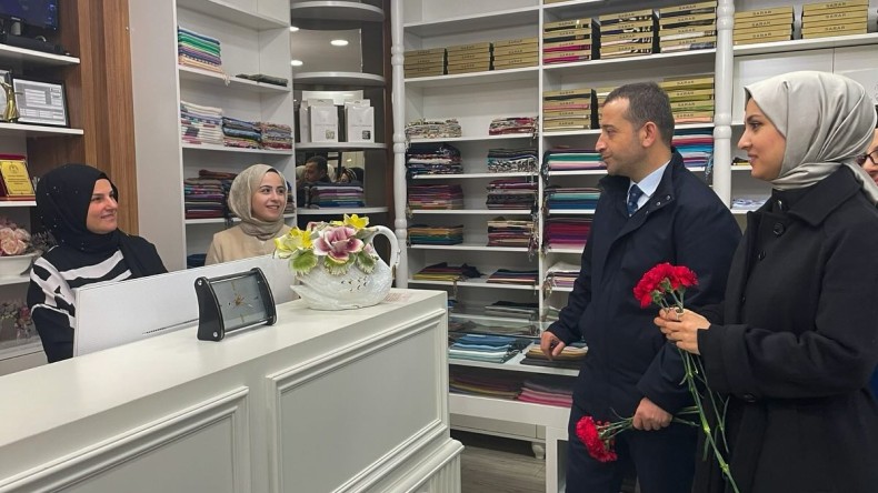 Tutuş’tan sevgililer gününe özel çalışma; eşi ile birlikte karanfil dağıttı