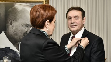 Akşener Şevki Demirci’ye İYİ Parti rozetini taktı