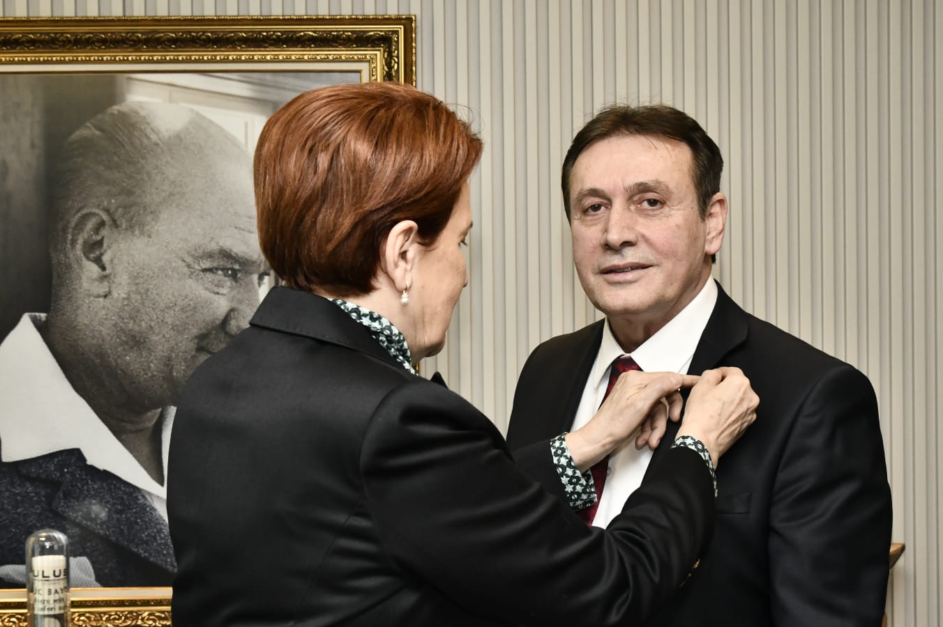 Akşener Şevki Demirci’ye İYİ Parti rozetini taktı
