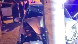 Otomobil beton elektrik direğine çarptı: 1’i ağır 3 yaralı