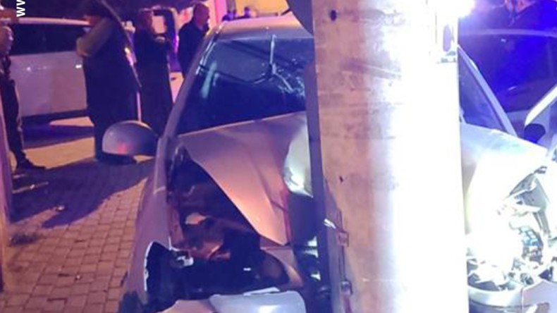 Otomobil beton elektrik direğine çarptı: 1’i ağır 3 yaralı