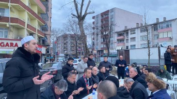 M. Ali Paşa camiinde cemaatle çorba içti, esnafı ziyaret etti