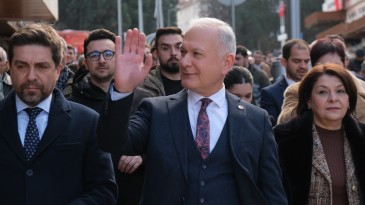 Karamürsel Belediye işçisine söz verdi: ‘Kimsenin ekmeğiyle oynamayacağız’