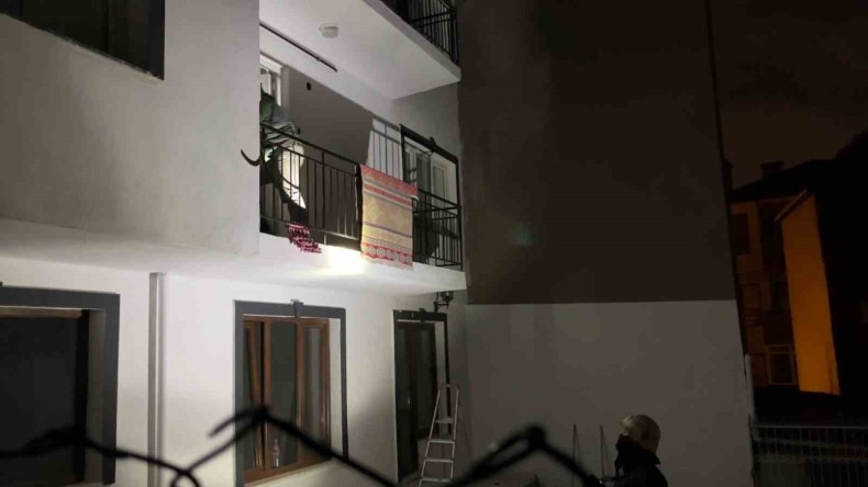 İzmit’te ilginç olay; karısını uyandırmaya balkondan girdi