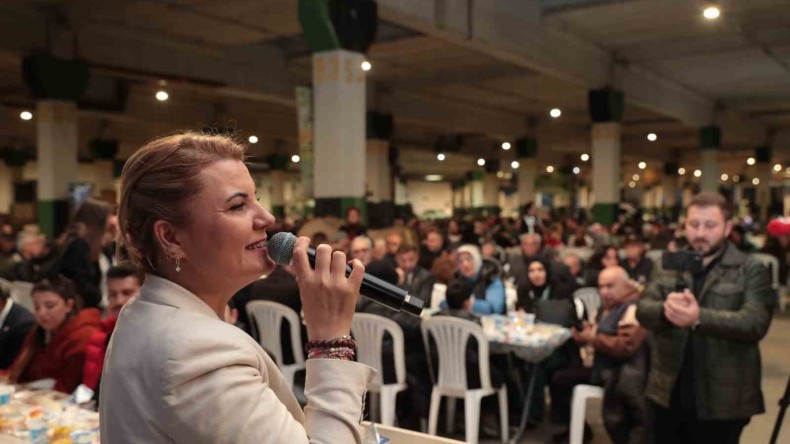 Başkan Hürriyet, ilk iftarı İzmitlilerle birlikte yaptı