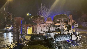 Bariyere çarpan iş makinesi refüje devrildi: 2 yaralı