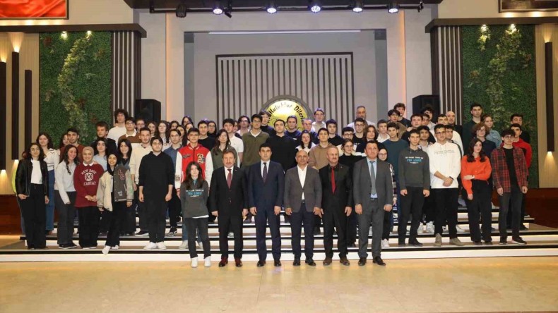 Başarılı öğrenciler ödüllendirildi