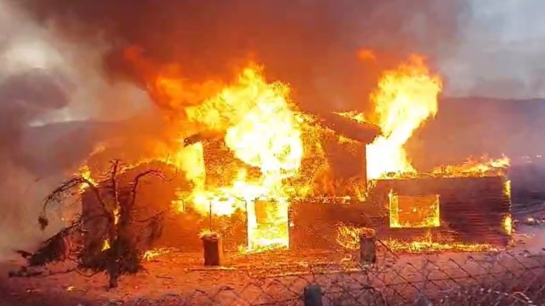 Çiftlikte bulunan ev yangında küle döndü