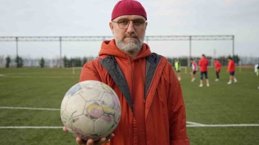 O böyle bir başkan; Futbolcu maaşları için karısının ve kız kardeşinin bileziklerini sattı