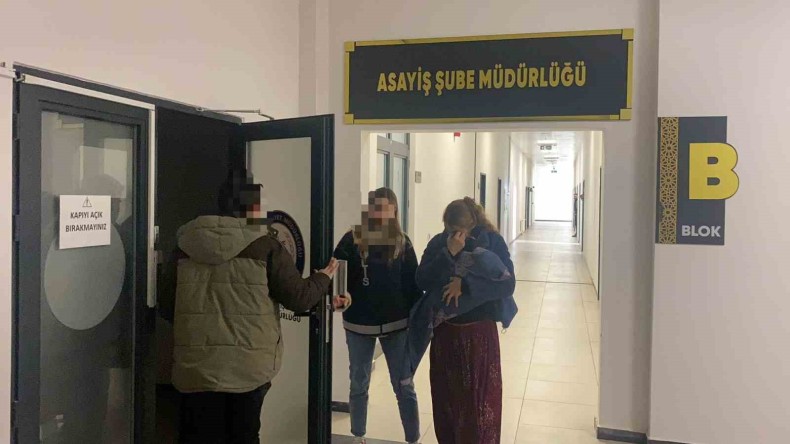 Kucağında çocuğuyla adliyeye sevk edildi