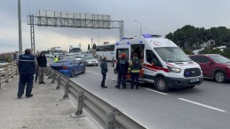Çarpışan otomobillerden biri bariyere vurdu: 2 yaralı