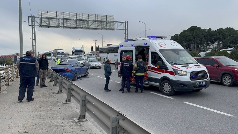 Çarpışan otomobillerden biri bariyere vurdu: 2 yaralı