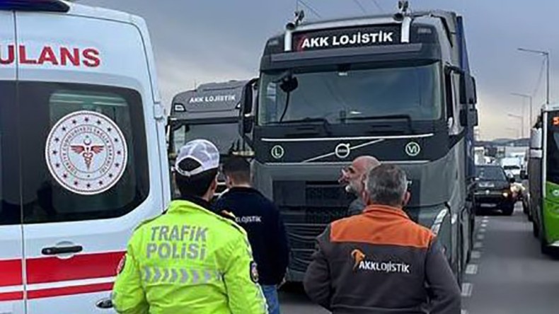 Minibüsten inen kadına TIR çarptı